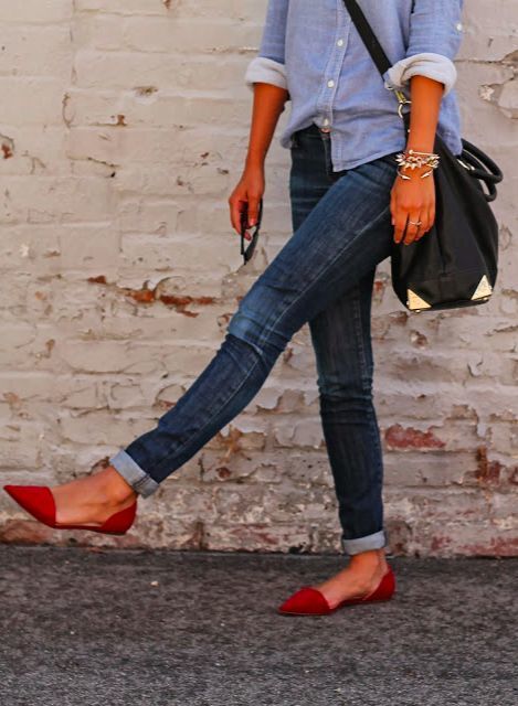 Rock a light blue classic shirt with navy slim jeans for an effortless kind of elegance. Go for a pair of red suede ballerina flats for a more relaxed aesthetic. Shop this look on Lookastic: https://lookastic.com/women/looks/light-blue-dress-shirt-navy-skinny-jeans-red-ballerina-shoes/15940 — Light Blue Dress Shirt — Black Leather Crossbody Bag — Navy Skinny Jeans — Red Suede Ballerina Shoes Style Désinvolte Chic, Mode Shoes, Looks Jeans, Woman Walking, Spring Styles, Red Flats, Double Denim, Looks Street Style, Womens Clothes