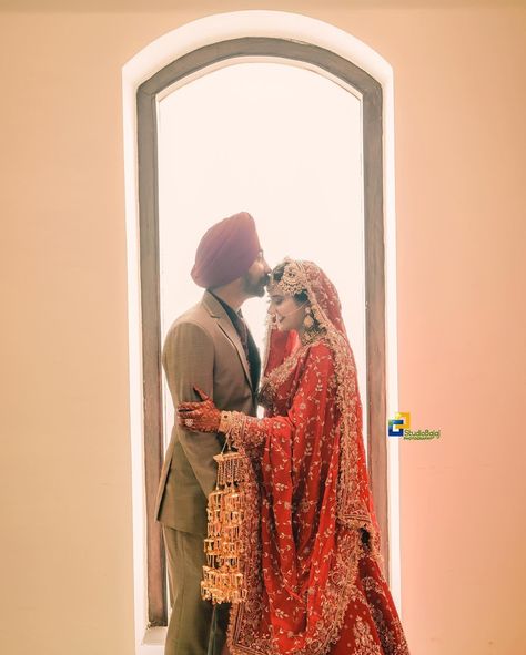 Punjabi Couples Pics, Reception Photoshoot, Sikh Couple, Sikh Wedding Photography, Layer Dresses, Punjabi Wedding Couple, Sikh Bride, Diwali Pictures, Indian Wedding Favors