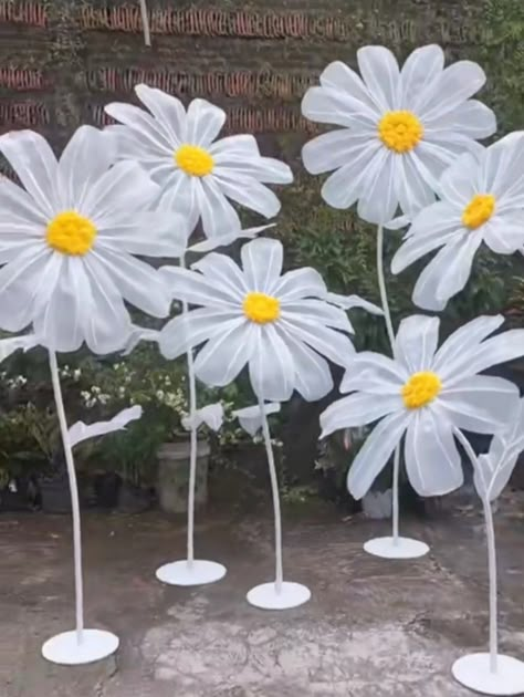 Diy Big Flowers, Giant Daisy, Large Paper Flowers Diy, Giant Flowers Diy, Diy Fleur, Large Paper Flowers, Flower Pots Outdoor, Diy Decor Ideas, Paper Flowers Craft