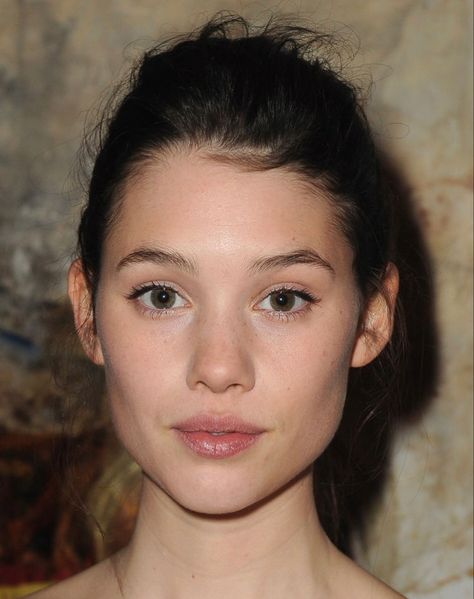 Àstrid Bergès-Frisbey • No-makeup look Woman Face No Makeup, Bare Face No Makeup, Woman With No Makeup, No Makeup Models, No Makeup Bare Face, No Makeup Face Natural, People No Makeup, Natural Beauty No Makeup, No Makeup Women