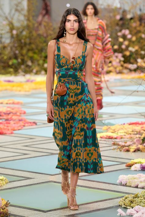 Ulla Johnson Spring 2023 Ready-to-Wear Collection | Vogue Thrift Ideas, Spring Fashion Trends, Spring 2023, Spring Outfits Casual, Mode Inspiration, Ulla Johnson, Spring Dresses, Skirt Fashion, Spring Summer Fashion