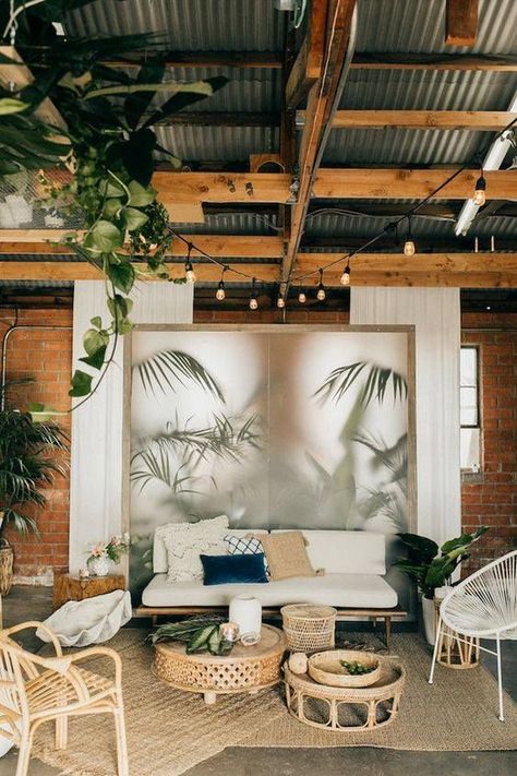 White chairs, table and palm print wall. Modern Tropical Living Room, Tropical Living Room, Balinese Decor, Tropical Interior, Popular Interior Design, Tropical Living, Tropical Home Decor, Wicker Decor, Tropical House