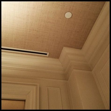 w/ seagrass ceiling - fun surprise - perhaps in entry vestibule as well?? Armani Casa, Wallpaper Ceiling, Ceiling Treatments, Grasscloth Wallpaper, The Ceiling, Of Wallpaper, Interior Details, Interior Inspiration, Home Remodeling