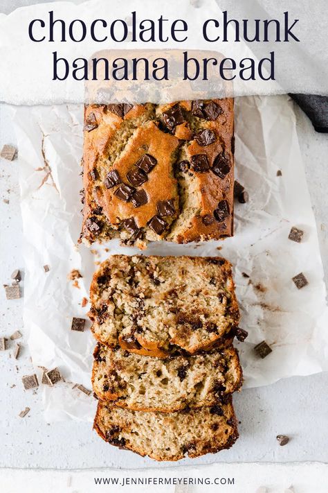 Perfectly soft and fluffy banana bread baked golden brown with delicious dark chocolate chunks added to the batter. Chocolate Chunk Banana Bread, Fluffy Banana Bread, Bread Chocolate, Dessert Easy, Chocolate Bread, Chocolate Banana Bread, Chocolate Chip Banana Bread, Chocolate Chunk, Banana Chocolate Chip