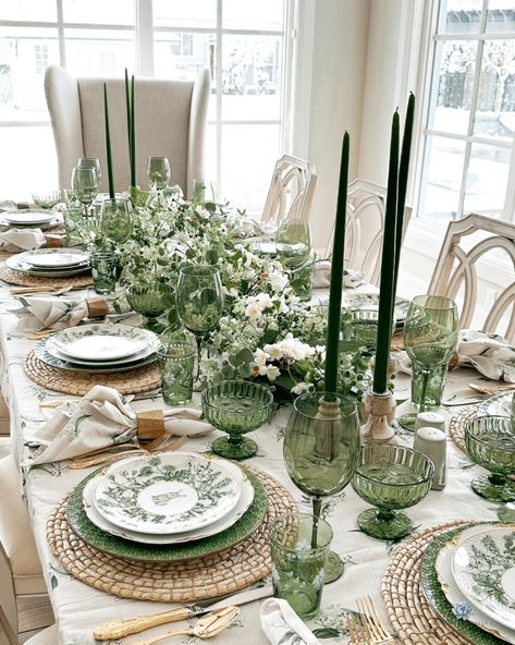 Green Table Settings, Deco Champetre, Tafel Decor, Easter Tablescapes, Spring Tablescapes, Dinner Table Setting, Table Setting Decor, Dinner Table Decor, Beautiful Table Settings