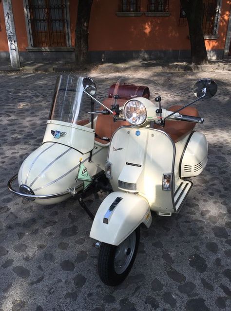 Modern Vespa : PX200 with Sidecar Moped With Sidecar, Vespa With Sidecar, Vespa Px200, Vespa Sidecar, Vespa Px 200, Vespa Vbb, Yamaha Cafe Racer, Classic Vespa, Crate Motors