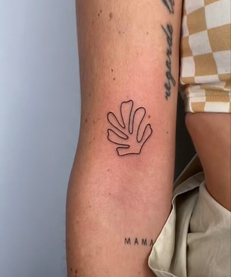 matisse leaf by @jezhuot Henri Mattise Tattoo, Henri Matisse Tattoo, Matisse Inspired Tattoos, Matisse Tattoo Leaf, Matisse La Danse Tattoo, Henri Matisse Dance Tattoo, Matisse Tattoo, Picasso Tattoo, Coral Tattoo