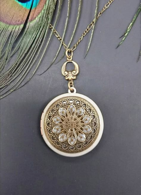 Locket Necklace Vintage, Christmas Gift Jewelry, Locket Necklace, Vintage Necklace, Pocket Watch, Vintage Design, Ring Verlobung, Bridesmaid Gifts, Locket