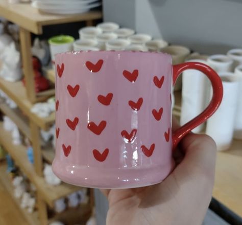 Pottery Painting Mugs Inspiration, Cup Painting Ideas Easy, Painting Cups Ideas Easy, Pottery Mug Painting Ideas Easy, Ceramic Cup Painting Ideas Easy, Pottery Cup Painting Ideas Easy, Valentines Pottery Painting, Paint Pottery Ideas Easy, Easy Pottery Painting Ideas Simple