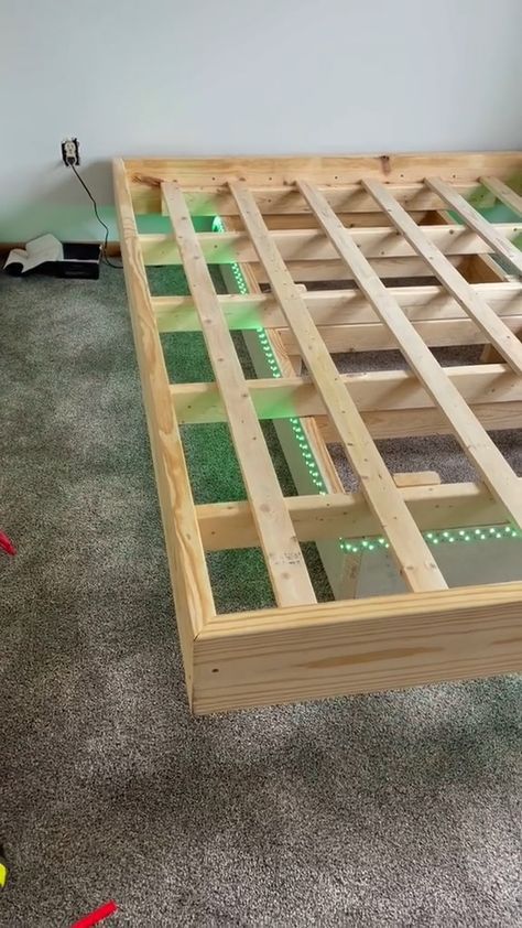 Diy Floating Bed, Wooden Bed Frame Diy, Corner Bed Frame, Floating Bed Diy, Build Bed Frame, Raised Platform Bed, Diy King Bed Frame, Diy Bed Frame Easy, Diy Mattress