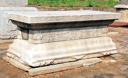 Stone Altar, Altar Art, Indian Temple Architecture, Outdoor Stone, Stone Architecture, Temple Architecture, Ancient Animals, Temple Art, Spring Awakening