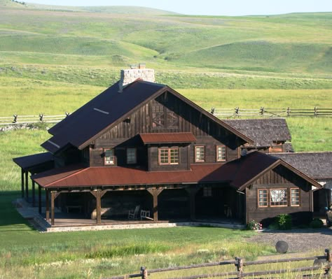 Beautiful Montana home on Ted Turner's Flying D Ranch. 1800s Ranch House, Old West Ranch House, Wooden Ranch House, Cottage Ranch Homes, Mountain Barndominium, Rustic Ranch House Exterior, Old Ranch House, Montana Ranch House, Ranch Layout