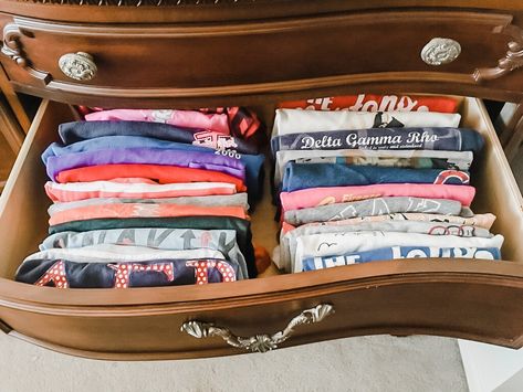 How to organize your dresser and make sure everything is folded for easy access. How to fold shirts. How to fold jeans. How to fold sports bras. How to fold anything. Fold Sports Bras, Fold Blouse, Fold Shirts, How To Fold Jeans, Folding Hacks, Folding Jeans, Clothes Drawer, Shirt Folding, How To Fold