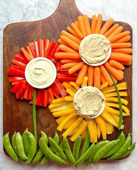 Veggie Flowers. Perfect For Easter Or Any Springtime Gathering Thanksgiving Fun Dishes, Veg Tray Ideas, Veggie Flowers, Flavored Hummus, Dip Healthy, Charcuterie Ideas, Charcuterie Inspiration, Whipped Feta, Party Food Platters