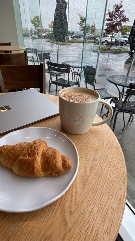 Latté and a croissant in a cozy coffee shop Rainy Day With Coffee, Rainy Day Breakfast, Rainy Day Food, Coffee And Rain, Rainy Day Recipes, Breakfast Platter, Study Break, Emotional Photography, On A Rainy Day