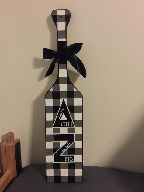 Gingham paddle delta zeta #paddle #sorority #deltazeta Delta Zeta Paddle Ideas, Black And White Sorority Paddle, Sorority Paddles Unique, Big Little Paddles Sorority Ideas, Paddle Ideas Sorority, Tri Delta Paddle, Black Sorority Paddle, Sorority Paddles Big Little, Blue Sorority Paddle