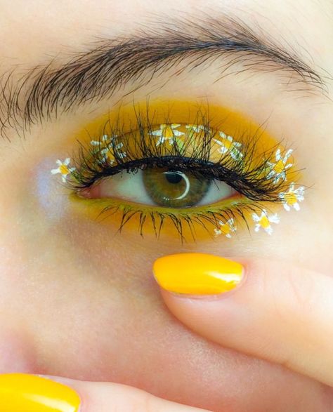 Yellow Eye Makeup, Make Up Designs, Festival Make Up, Festival Makeup Glitter, Yellow Makeup, Makeup Tumblr, Video Makeup, Flower Makeup, Mehron Makeup