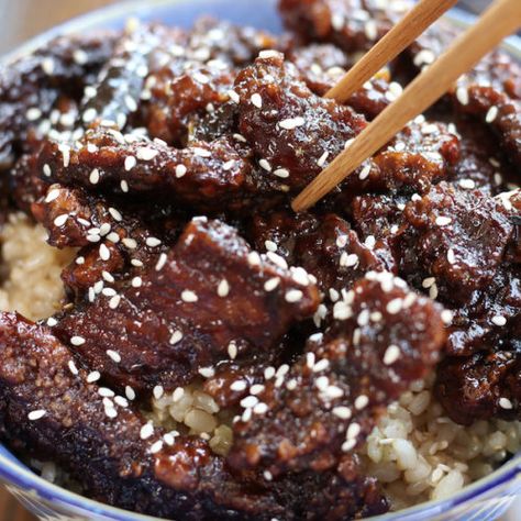 How To Make Amazing Crispy Sesame Beef at Home Crispy Sesame Beef, Easy Ginger Beef Recipe, Recipes Using Sesame Oil, Recipes Using Beef Cubes, Crispy Beef Recipe, Sesame Beef Recipe, Sticky Beef Recipes, Sliced Beef Recipes Ideas, Beef Strips Recipes Easy