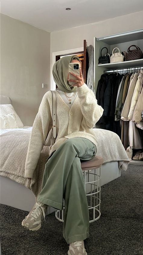 Hijabi Fashion Streetwear, Halal Lifestyle, Hijabi Streetwear, Aesthetic Hijabi, Modest Streetwear, Muslim Girl Outfits, Hijab Fits, Modest Outfits Muslim, Modest Dressing