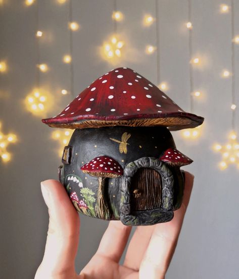 Fairy Garden Pottery Ideas, Clay Fairy House Ideas, Mushroom Clay Ideas, Mushroom Ceramics Ideas, Mushroom Clay Art, Useful Ceramics Ideas, Clay Mushrooms Diy, Jar Fairy House, Fairy House Jar