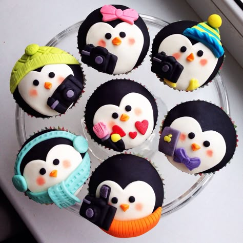 Penguin Cupcake Cake, Penguin Cupcakes Ideas, Penguin Cupcakes, Penguin Birthday Party, Penguin Cookies, Penguin Cake, Christmas Sugar Cookies Decorated, Xmas Cakes, Christmas Cupcake Toppers