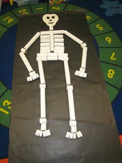 Crayons & Curls: Our Classroom Skeleton! Paper Towel Rolls and TP cores -- just how clever is this life size creation? Human Body Crafts, Halloween Classroom Activities, Human Body Activities, Paper Towel Crafts, October Ideas, I Love Halloween, Halloween Classroom, Health Activities, Toilet Paper Roll Crafts