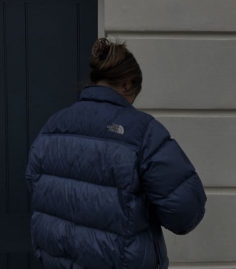 Dark Blue North Face Puffer, Dark Blue Puffer Jacket Outfit, Navy Puffer Jacket Outfit, Short Puffer Jacket Outfit, Navy Blue Jacket Outfit, Blue Puffer Jacket Outfit, North Face Aesthetic, Blue North Face Puffer, North Face Puffer Outfit