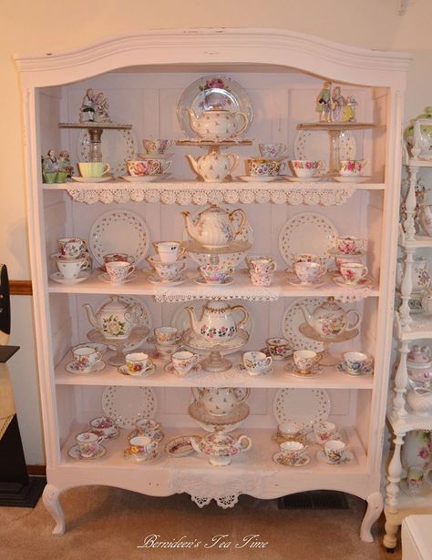 Vintage Tea Cups Display, Teacup Display Ideas, Tea Cup Display Ideas, Teapot Display, Teacup Display, Tea Cup Display, Cup Display, Muebles Shabby Chic, Tea Display