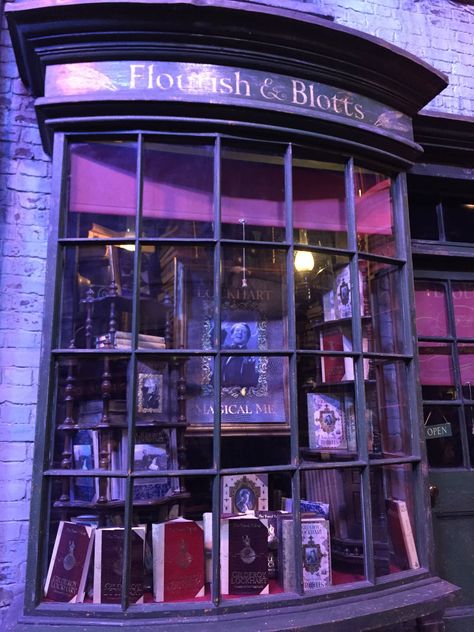 Purple Academia, Flourish And Blotts, Potter Studio, Harry Potter Studio Tour, Harry Potter Room Decor, Mermaid Photography, Harry Potter Wall, Ravenclaw Aesthetic, Harry Potter Studios