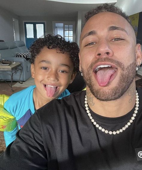 Mbappe With Kids, Neymar And His Son, Neymar With Fans, Neymar Child, Neymar Jr Instagram, Neymar Son, Neymar Hot, Funny Marvel Memes, Aesthetic Letters