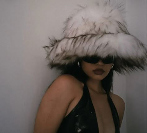 Outfits With Fur Hats, Big Fur Hat, Faux Fur Bucket Hat Outfit, Fuzzy Bucket Hat Outfit, Fur Bucket Hat Outfit, Amber Scholl, Fluffy Hat, Bucket Hat Outfit, Fur Bucket Hat