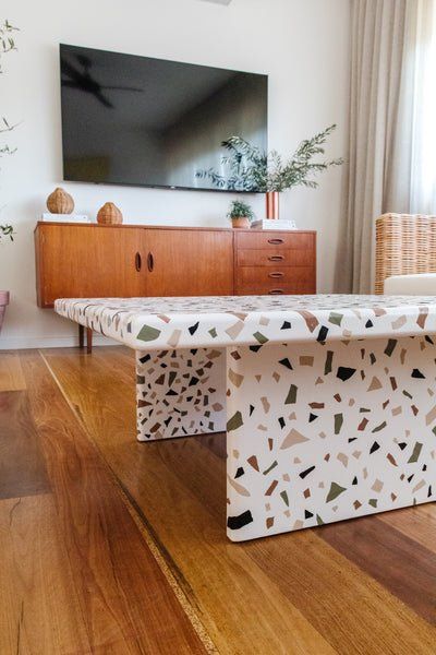 Terrazzo Furniture, Terrazzo Coffee Table, Diy Terrazzo, Terrazzo Table, Upcycle Diy, Old Coffee Tables, How To Varnish Wood, Furniture Board, Second Hand Furniture