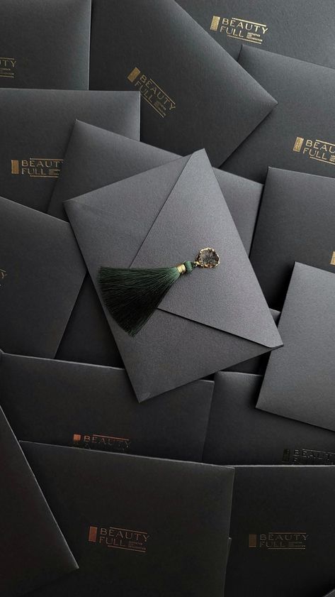 Black And Gold Envelope, Luxury Envelope Design, Black Envelope Aesthetic, Tassel Invitation, Luxurious Invitation, Luxury Invitation Design, Gift Card Ideas, Luxury Envelope, Unique Envelopes