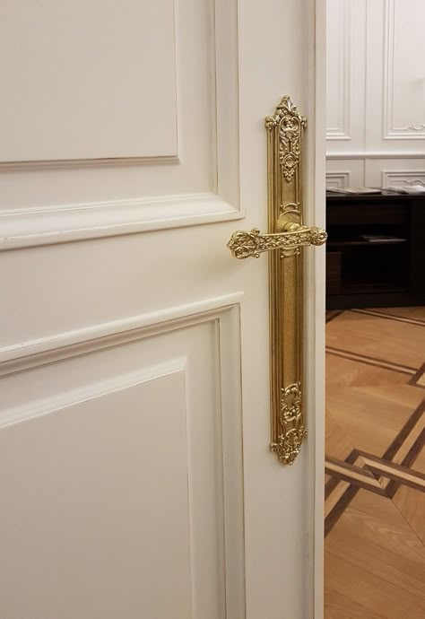 Fancy Interior Doors, White Bedroom Door With Gold Handle, Traditional Brass Door Handles, Door Handles Gold, Golden Door Handle, Gold Door Handles Antique, Vintage Door Knobs Gold, Gold Door Handles, Modern Entrance Door