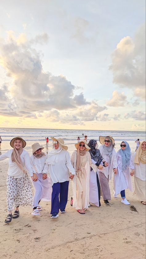 Outfit Hijab Pantai, Beach Outfit Hijab, Ootd Hijab Pantai, Beach Hijab, Outer Batik, Ootd Poses, Outfit Hijab, Ootd Hijab, Hijab Outfit