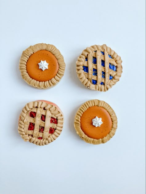 Pie Royal Icing Cookies, Pie Decorated Cookies, Pie Cookies Decorated, Pie Party Ideas, Pie Sugar Cookies, Cookie Thanksgiving, Desert Cookies, Thanksgiving Cookies Decorated, Fruit Business