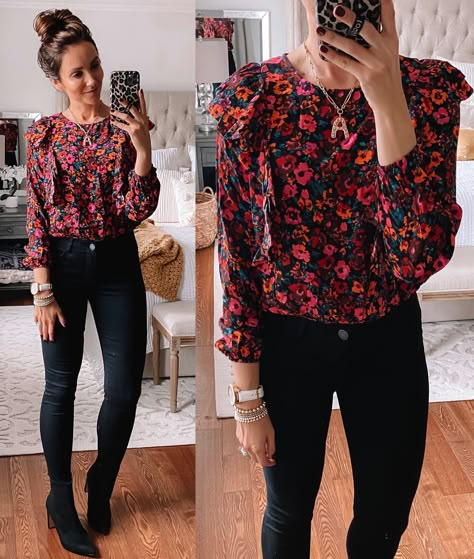 Black Blouse Outfit Casual, Black Jeans Outfit Work, Jeans Blouse Outfit, Black Blouse Outfit, Blouse Outfit Work, Floral Blouse Outfit, Floral Top Outfit, Kate Middleton Style Outfits, Faux Leather Joggers