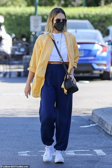 Yellow Shirt Outfit, Cozy Sweatpants Outfits, Jessica Alba Outfit, Cash Warren, Sweatpants Outfit Ideas, Cute Sweatpants Outfit, Jessica Alba Style, Sweatpants Outfits, Cute Sweatpants