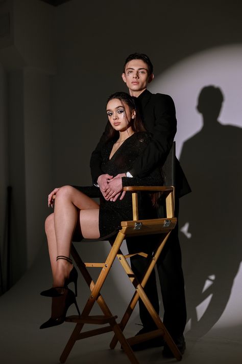 Mafia Photoshoot Ideas, Wedding Photo Studio, Couples Modeling, Wedding Photoshoot Props, Studio Photography Poses, Model Poses Photography, Couple Photoshoot Poses, Couples Poses For Pictures, Couple Photography Poses