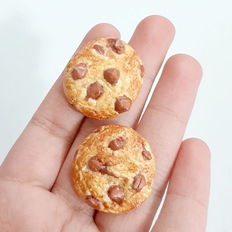 Cookie, choco chip cookie, clay pins, clay art, polymer clay, air dry clay, fake food, handmade, clay artist, diy, food jewelry Air Dry Clay Desserts, Clay Desserts, Choco Chip Cookie, Clay Air Dry, Choco Chip Cookies, Clay Pins, Clay Artist, Choco Chips, White Pottery