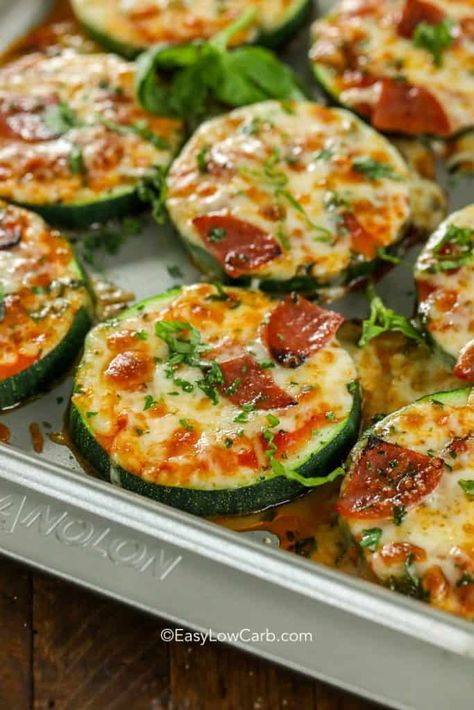 Zucchini Pizza Bites are one of our favorite snacks! These delicious pizza bites are topped with our favorite toppings and plenty of cheese for the perfect low carb pizza fix! #easylowcarb #keto #zucchini #zucchinipizzabites #zucchinipizza #pizzabites Pepperoni Bites, Zucchini Pizza Bites, Zucchini Bites, Sommer Mad, Zucchini Pizza, Baked Zucchini, Zucchini Pizzas, Zucchini Lasagna, Resep Diet