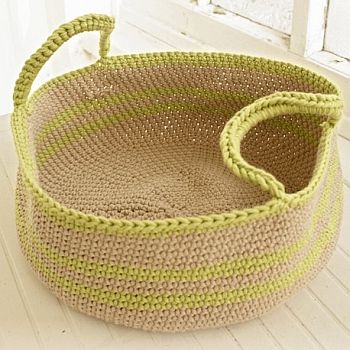 Crochet Basket with Handles - Tutorial Crochet Basket With Handles, Crochet Bowl, Crochet Baskets, Confection Au Crochet, Crochet Fruit, Basket With Handles, Crochet Decoration, Crochet Diy, Crochet Rug