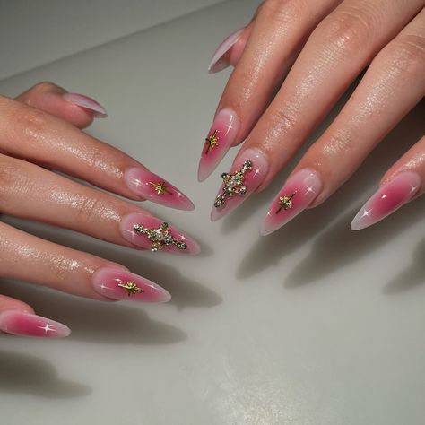 Valentines Day Nails Airbrush, Nails Acrylic Airbrush, Pink And White Airbrush Nails, Airbrush Valentine Nails, Aura Toe Nails, Aura Nail Design, Air Brush Nail Designs Art, Airbrush French Tip Nails, Pink Airbrush Nails