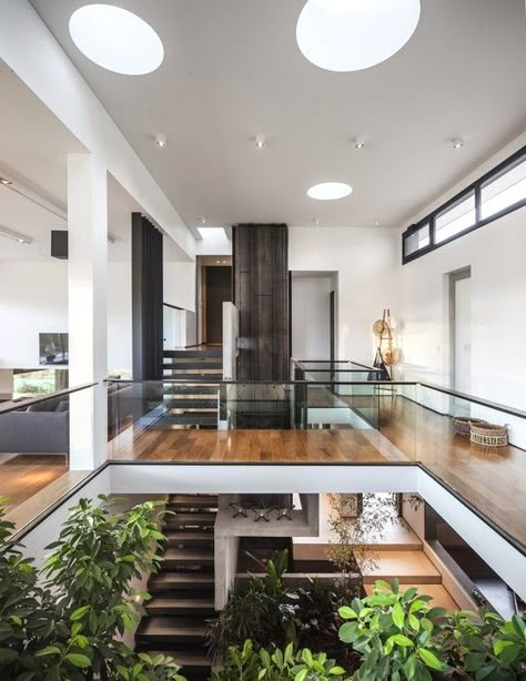 singular way the levels are connected by a central green space Modern House Design Interior, Casa Country, Ideas Casa, Modern Houses, House Goals, Casas De Ensueño, Dream Houses, 인테리어 디자인, Contemporary Decor