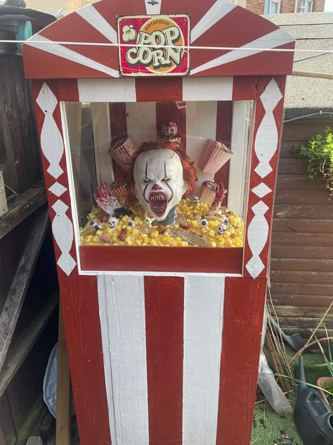 Creepy Clown Haunted House, Creepy Clown Halloween Decorations, Diy Creepy Carnival Decorations, Clown Room In Haunted House, Circus Haunted House, Circus Haunted House Ideas, Creepy Clown Decorations, Evil Circus, Clown Halloween Decorations