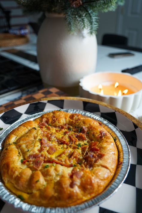 Quiche Recipes Croissant Crust, Pillsbury Crescent Roll Breakfast Pie, Egg Pie Recipe Breakfast, Breakfast Croissant Ring, Croissant Breakfast Pie Recipe, Croissant Egg Bake Breakfast, Carry In Breakfast Ideas, Croissant Breakfast Pie Cast Iron, Croissant Breakfast Pizza