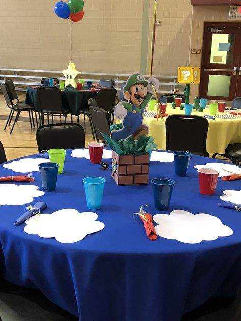 Super Mario Table Centerpieces, Mario Birthday Party Table Set Up, Super Mario Bros Party Table Ideas, Super Mario Birthday Diy, Super Mario Bros Table Decor, Mario Party Table Decor, Luigi Party Ideas, Super Mario Table Set Up, Mario Birthday Table Decor