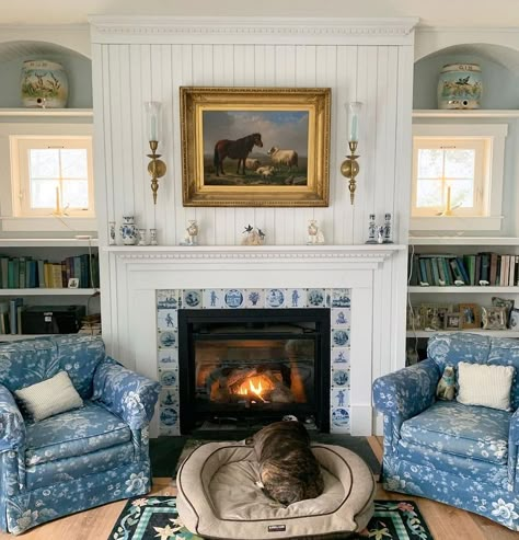 Cozy Winter Fireplace Decorating: Sunday Strolls & Scrolls - The Inspired Room Winter Fireplace, White Rooms, Decor Trends, Trends 2024, Living Room Inspo, Home Decor Trends, House Inspo, House Inspiration, House Tours