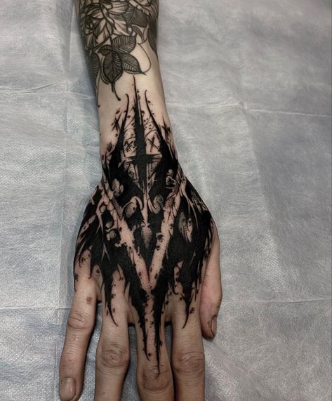 Dark Tattoo Ideas, Gotik Tattoo, Neotraditional Tattoo, Feminine Tattoo Sleeves, Tato Henna, Knuckle Tattoos, Hand And Finger Tattoos, Pretty Hand Tattoos, Wicked Tattoos