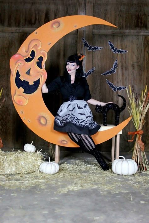 Invite guests to pose in a Halloween-themed photo booth. | 18 Wedding Ideas For People Who Are Obsessed With Halloween Papermoon Photobooth, Lantern Paper, Moderne Have, Dekorasi Halloween, Halloween Photo Booth, Goth Victorian, Halloween Decor Diy, Baba Jaga, Casa Halloween